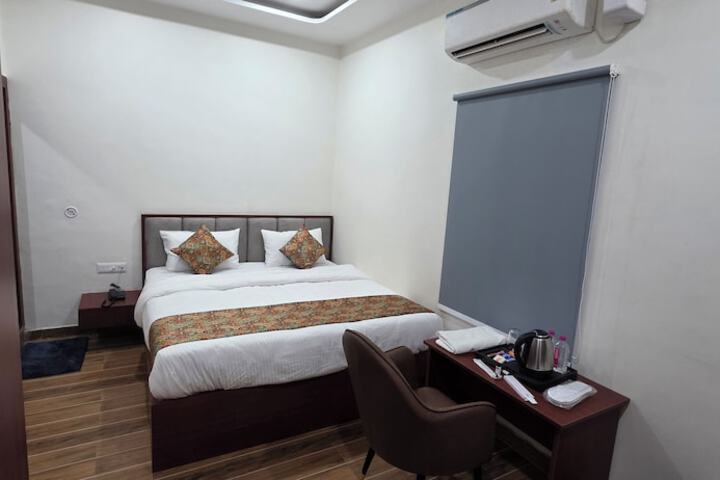 Room 15 of 28