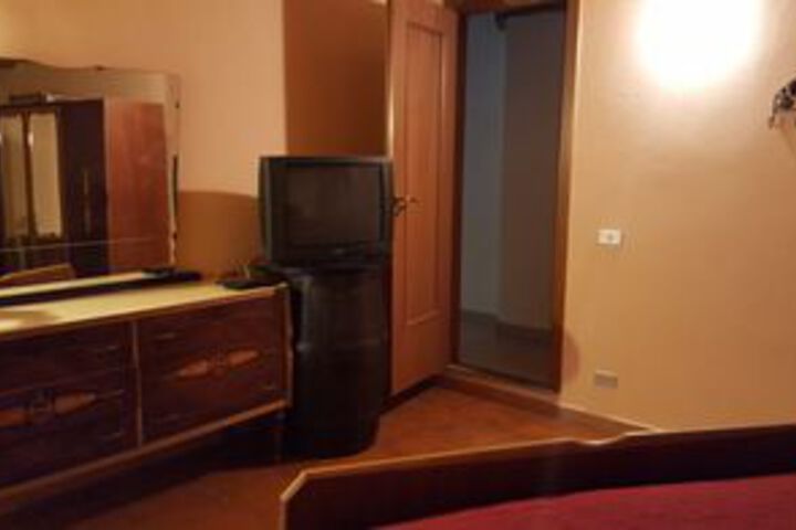 Room 10 of 16