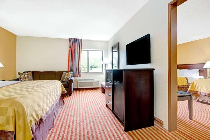 1 Queen Bed Accessible (10 of 19)