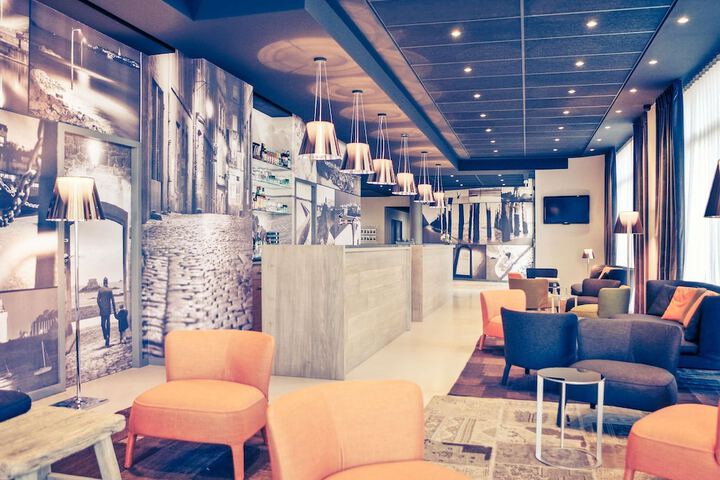 Lounge 86 of 101