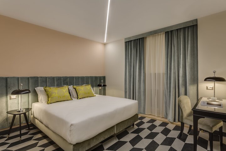 Room 4 of 61