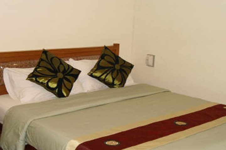 Room 10 of 18