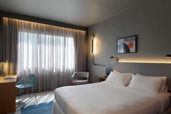 Room 18 of 108