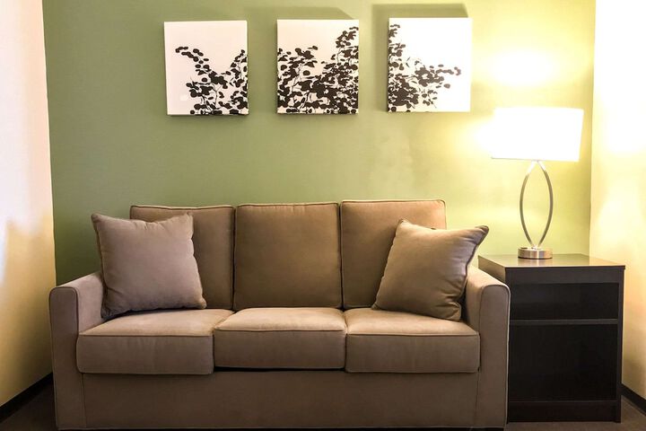 Lounge 35 of 42