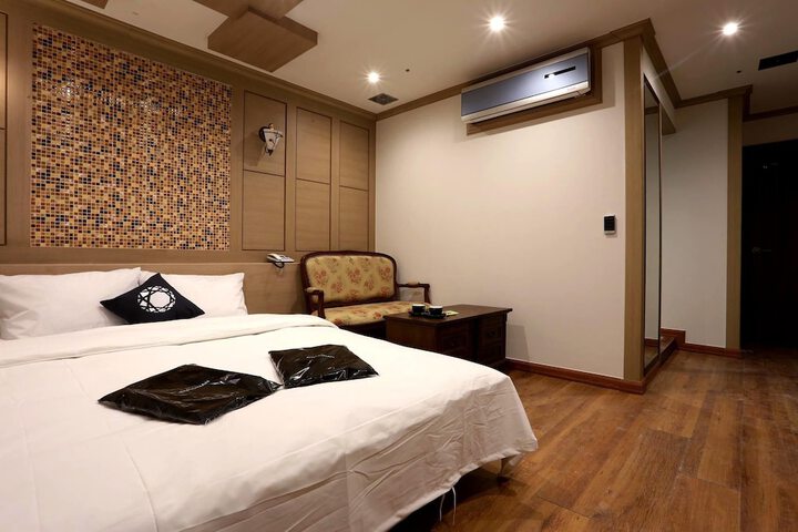 Room 4 of 60