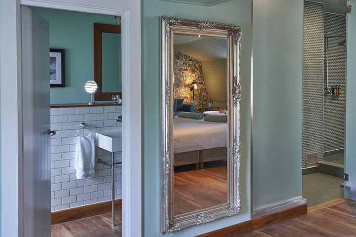 Room 4 of 75