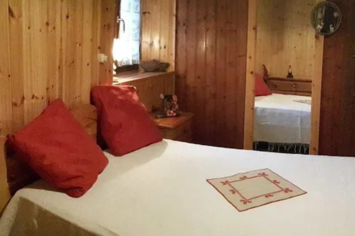 Room 2 of 6