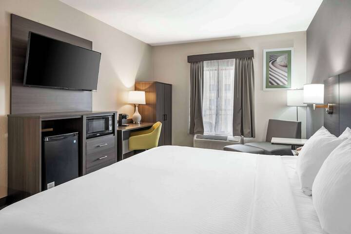 1 King Bed Microwave and Refrigerator WiFi Full Breakfast (13 of 14)