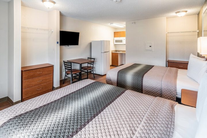 1 Queen Bed (2 of 9)