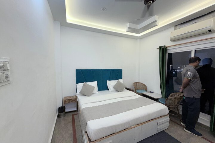 Room 9 of 19