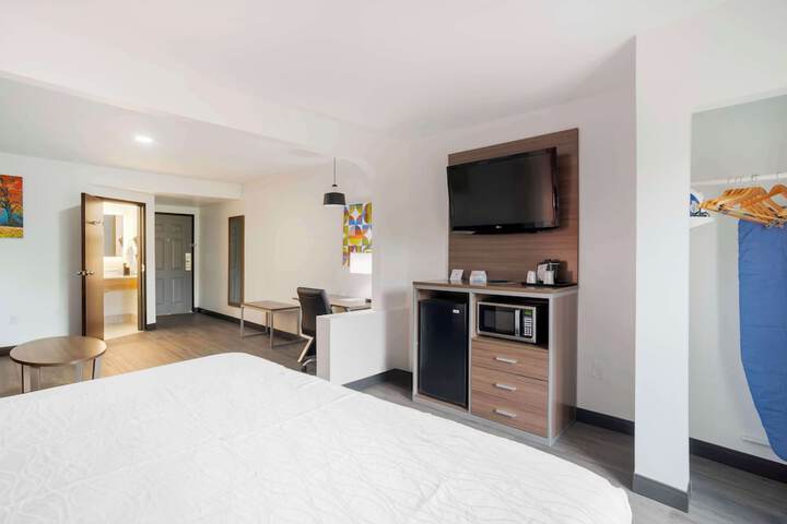 1 King Bed Microwave and Refrigerator WiFi Continental Breakfast (10 of 34)