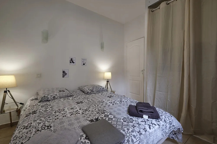 Room 6 of 14