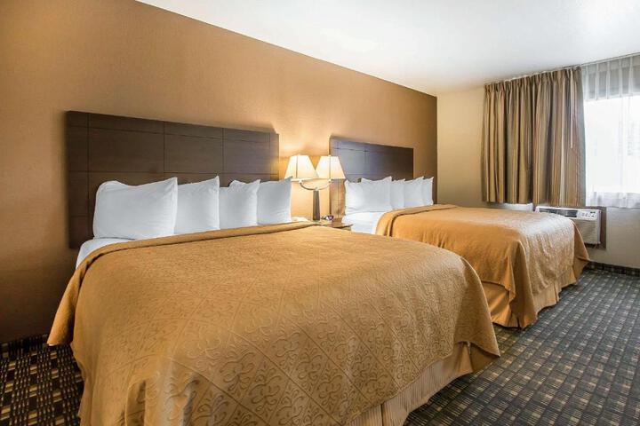 2 Queen Beds (7 of 13)