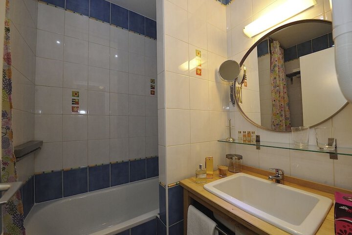 Room 527 of 648