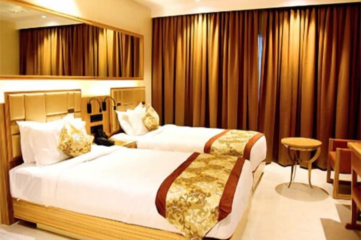 Room 9 of 38