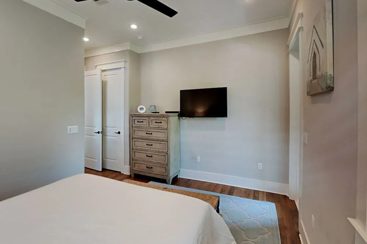 Room 4 of 16