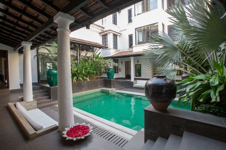 Hotel Pool
