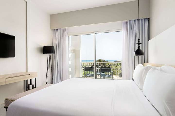 Room 21 of 102