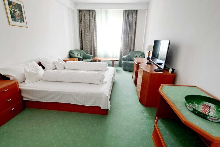 Room 4 of 28
