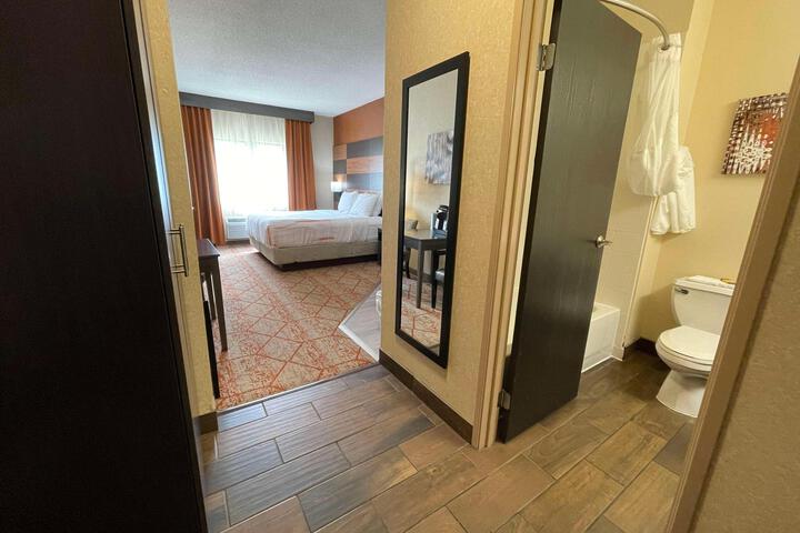 Accessible 1 King Mobility Accessible Bathtub Microwave and Refrigerator Full Breakfast (5 of 17)
