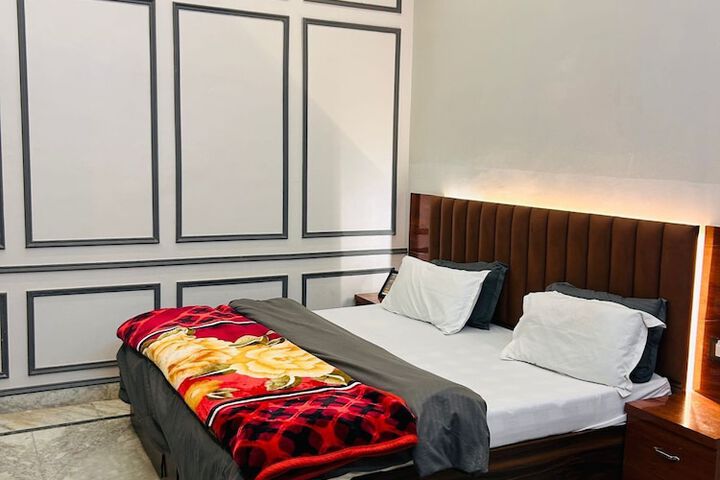 Room 11 of 77