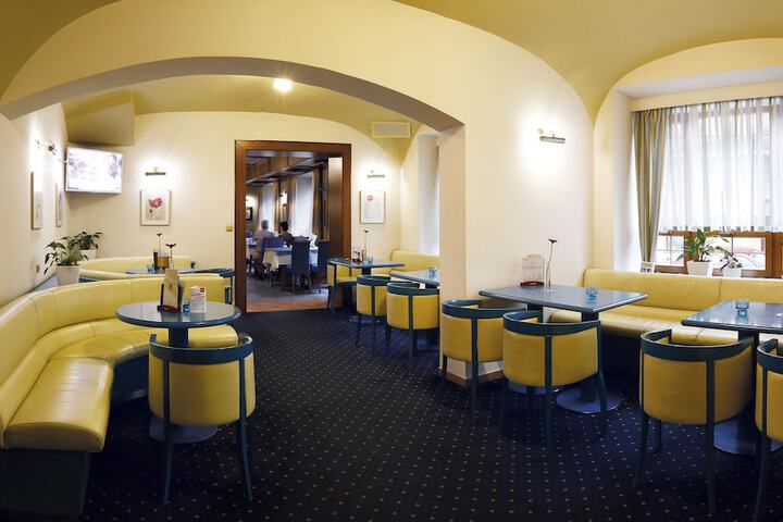 Dining 40 of 58