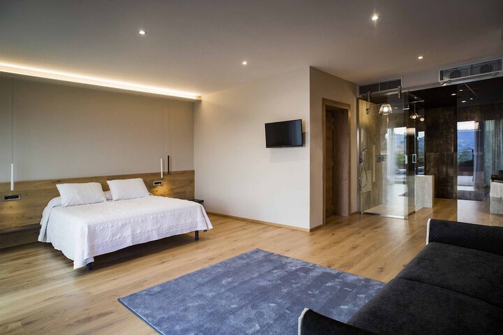Room 5 of 48
