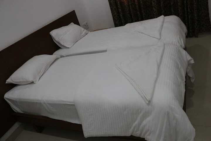 Room 4 of 7