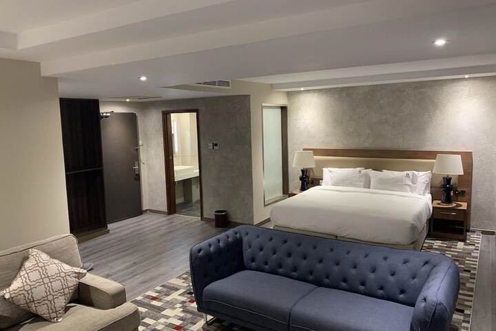 Room 9 of 32