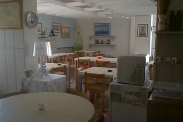 Dining 9 of 11