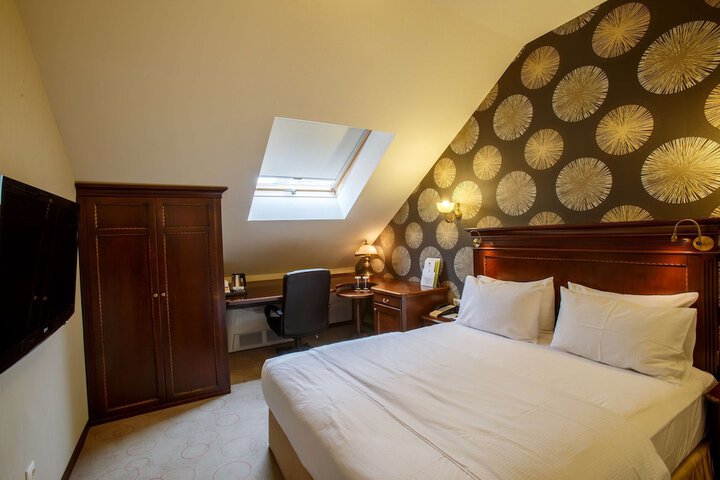 Room 10 of 28