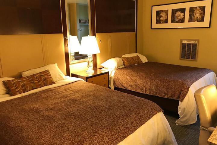 2 Queen Beds (7 of 10)