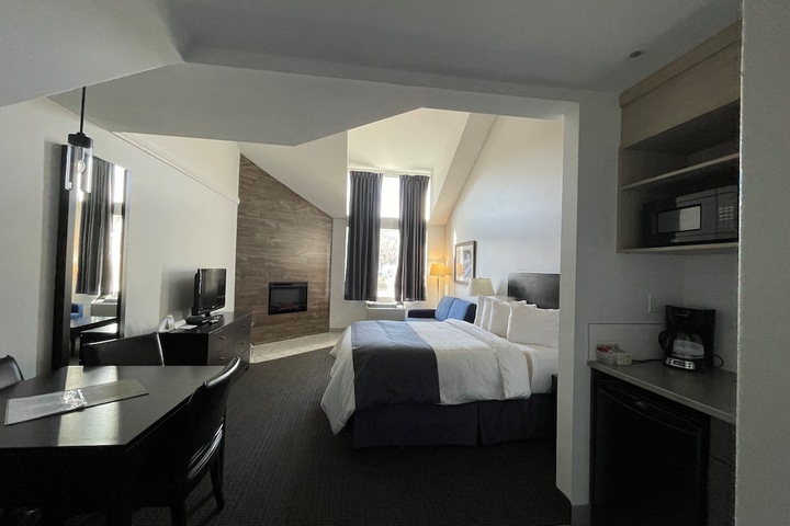 1 Queen Bed (15 of 18)