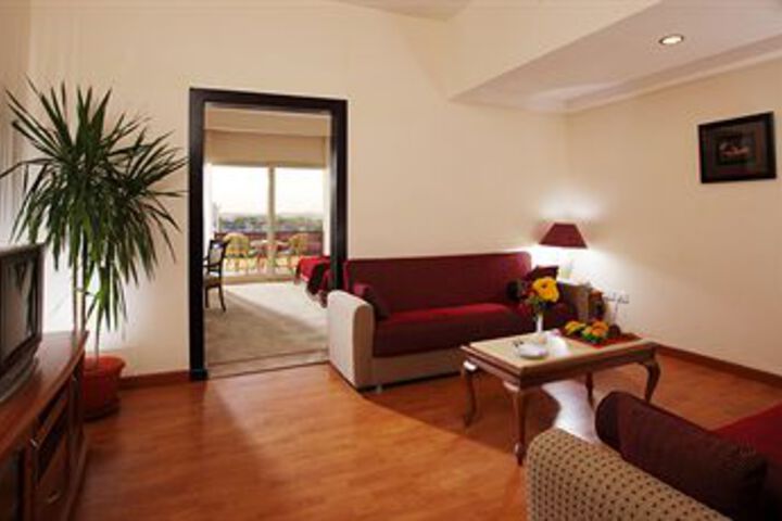 Lounge 45 of 49