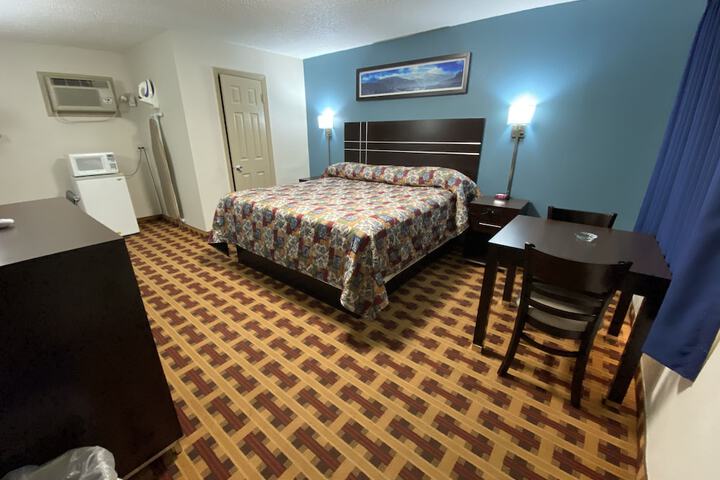 1 King Bed (5 of 14)