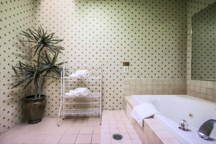 Jetted tub