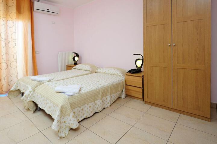 Room 16 of 25