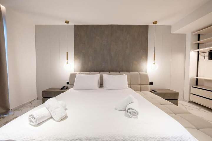Room 4 of 80