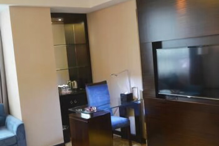 Room 6 of 8