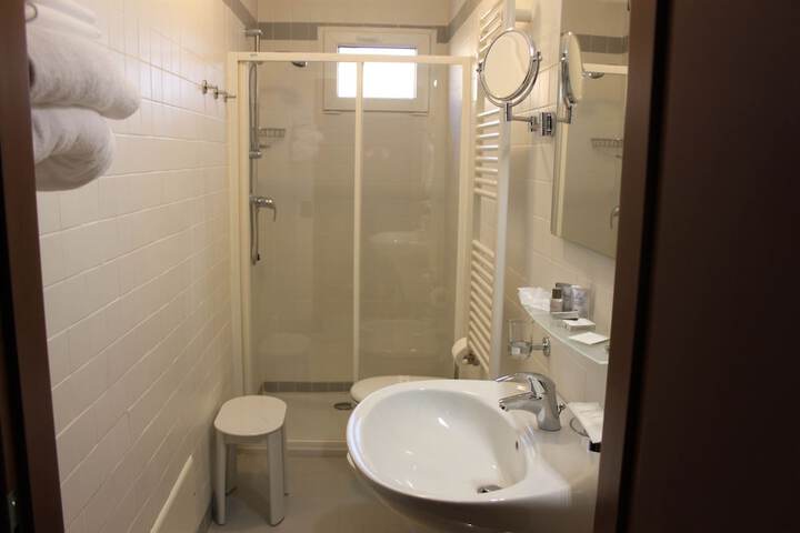 Room 10 of 16