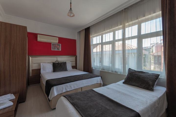 Room 6 of 18