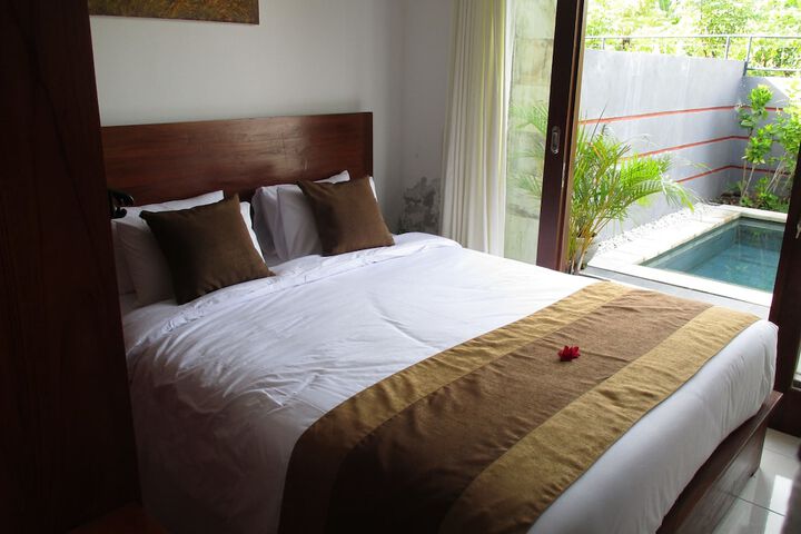 Room 3 of 33