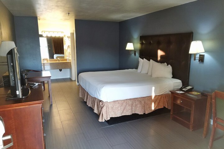 1 King Bed (21 of 26)