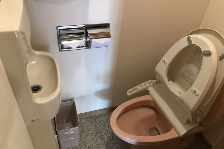 Room 27 of 102