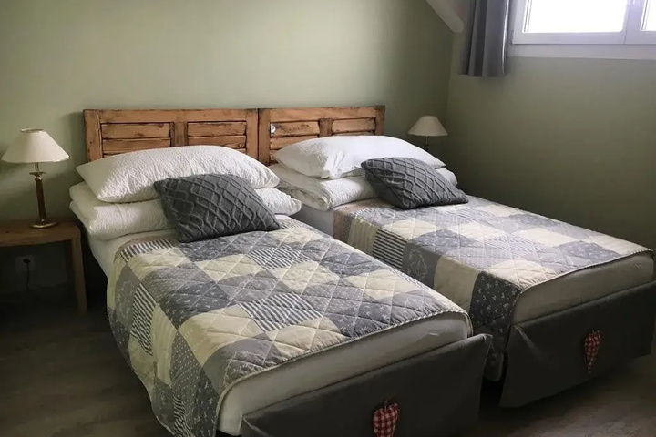 Room 4 of 16