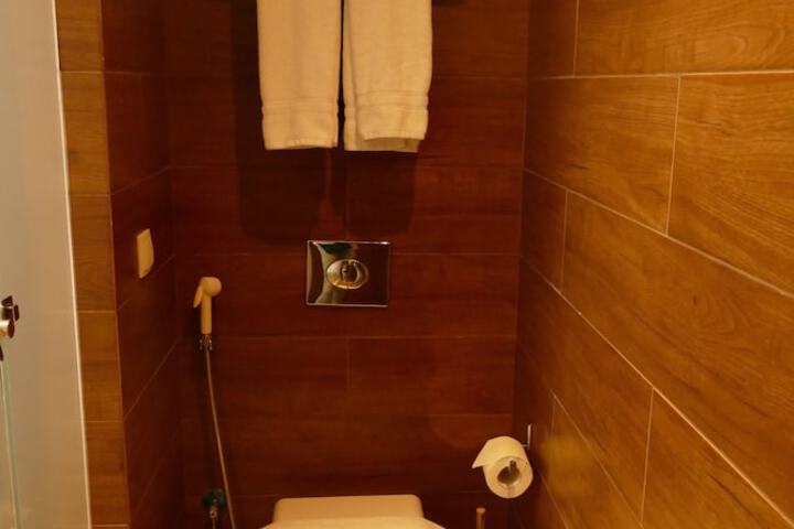 Room 32 of 64