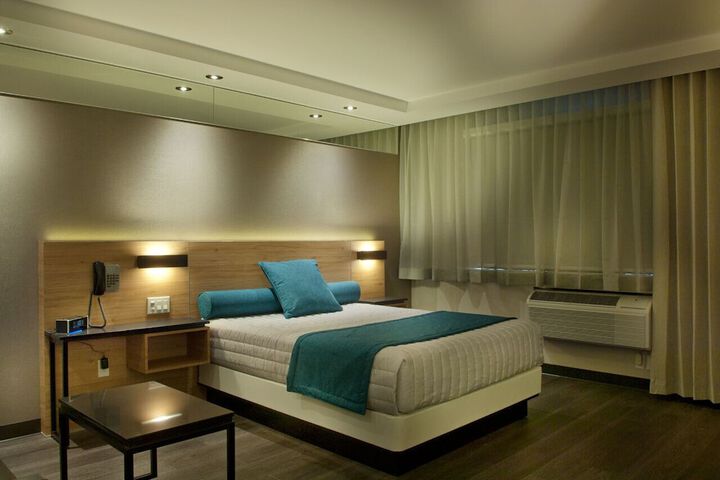 Queen Bed Building B (8 of 20)