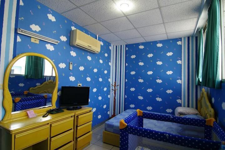 Room 10 of 13