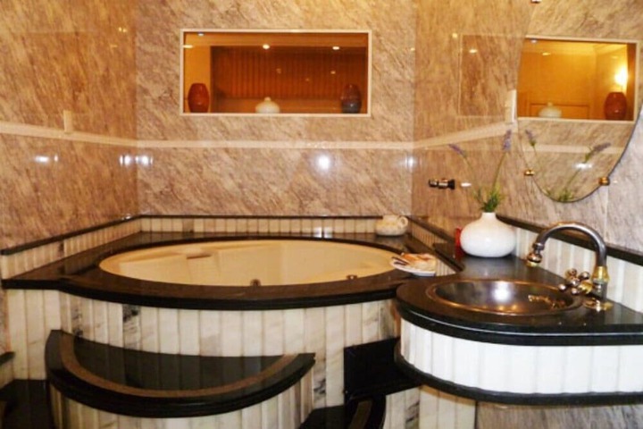 Hot Tub 12 of 17