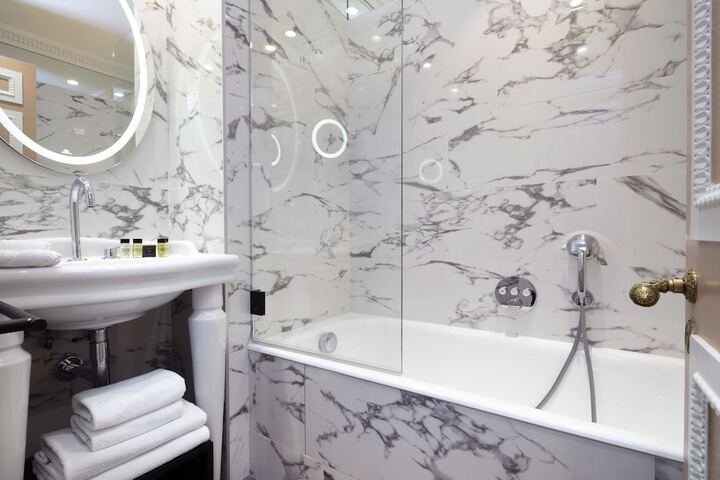 Deep soaking bathtub